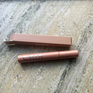 Vanz va va volume mascara - Säljer Vanz va va volume mascara då jag råkade beställa fel💕 aldrig använd, nypris 245