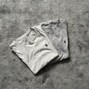 2 Grå t-shirts från Polo Ralph Lauren - Två stilrena grå t-shirts från Polo Ralph Lauren med klassisk logga på bröstet 350 tsm 200 st kontakta innan köp👍