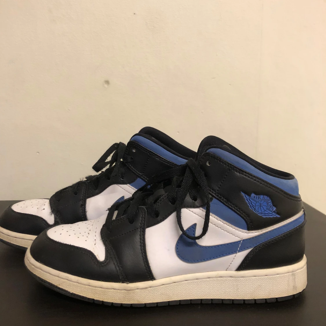 Nike Air Jordans i svart, blå och vit - 90