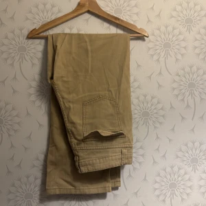 Beige cargopants - Snygga beige cargopants med praktiska fickor. Perfekta för en avslappnad stil.