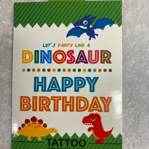Dinosaurie-tema födelsedagstatueringar klistermärken med Presentförpackning  - Färgglada dinosaurie-tatueringar för födelsedagsfest. Innehåller olika dinosaurier i glada färger som röd, grön, blå och gul. Perfekt för att göra festen roligare och mer minnesvärd för barnen. 3 år + 
