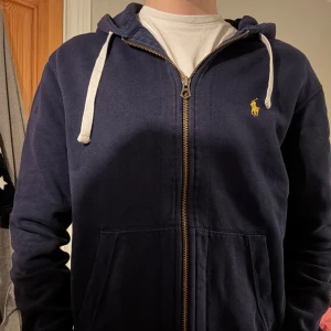 Polo Ralph lauren hel zip - En hel zip från Ralph Laurent i storlek M. Den är i bra skick och passform. Killen på bilden är 182 cm lång och om du har några funderingar så är det bara att höra av sig.👍