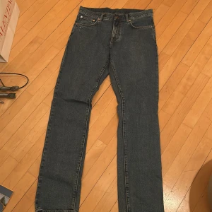 Blå jeans från East West - Säljer ett par klassiska blå jeans från East West i regular fit. Säljer byxorna då dem har blivit för små för mig. Va inte rädd för att ställa frågor 🌟🌟🌟