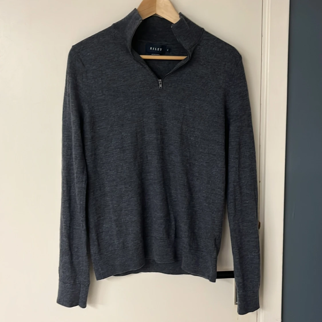 Grå merinoulltröja från Riley