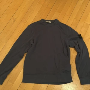 Blå tröja från Stone Island - Säljer en snygg blå tröja från Stone Island. Säljer den i storlek då den är för liten. Tröjan är i storlek L. Va inte rädda för att höra av er 🌟🌟🌟