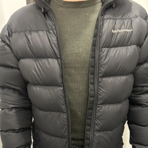 Peak performance jacka  - Tja säljer nu min peak performance jacka som är använd med försiktighet o måtta. Jackan är i storlek L och personen på bilden är 186cm. Nypris är 4000 men kan tänka mig gå ner lite vid en snabb och smidig affär!