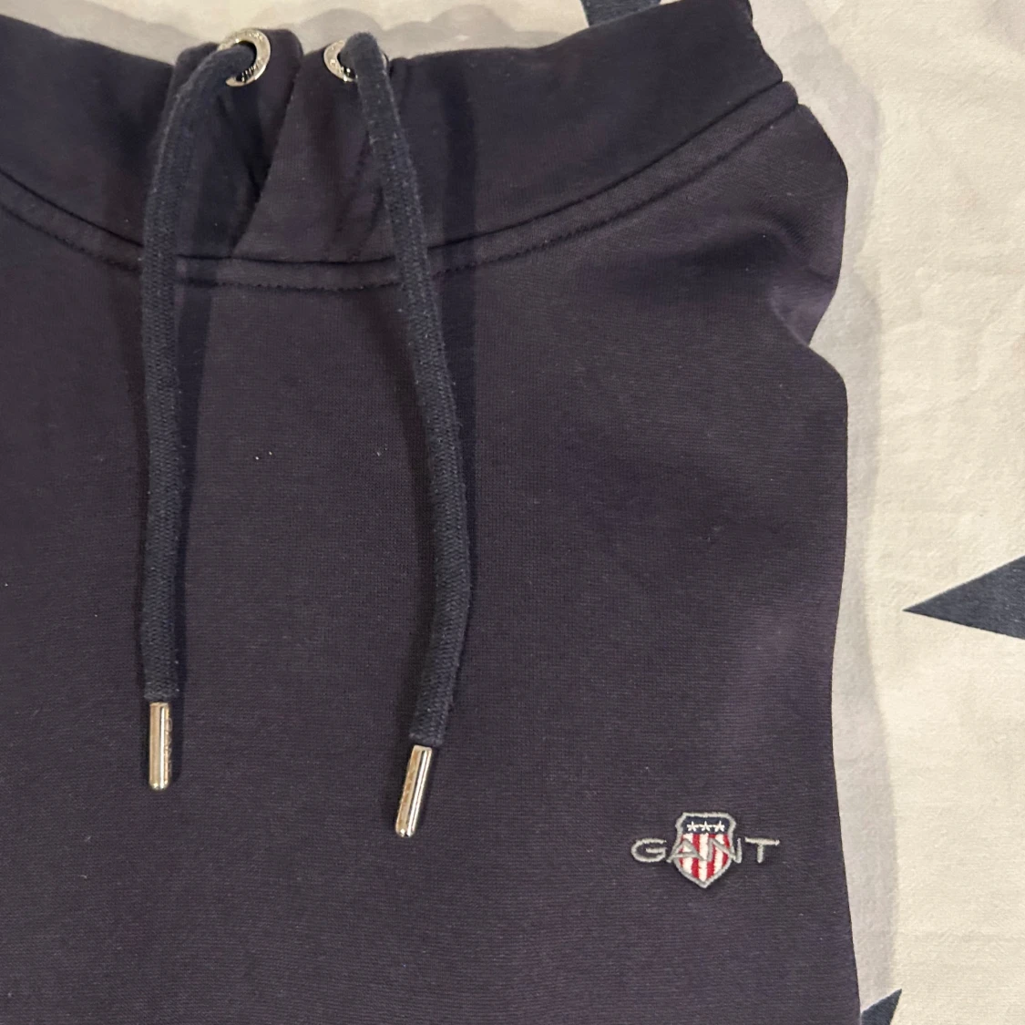 Marinblå hoodie från GANT - 90