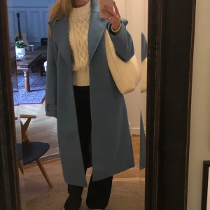 Lång kappa  - Lång kappa knappt använd från nakd. Så fin😍😍