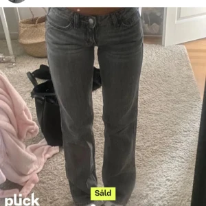 Grå bootcut jeans - Snygga grå jeans med låg midja. Säljer där av att säljeren angav fel storleks information så de används inte.