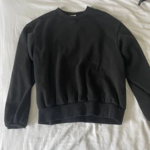 Svart sweatshirt från Gina Tricot  - Säljer en basic svart sweatshirt i storlek XS från Gina Tricot . Tröjan har långa ärmar och en rund halsringning