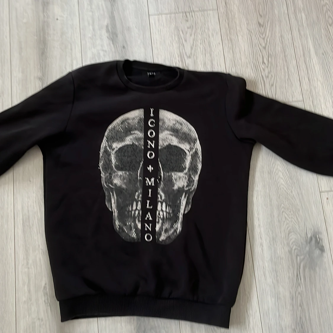 Svart tröja med dödskalletryck från Icono Milano
