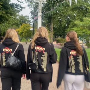 Hov1 hoddie  - Säljer nu min fina Hov1 hoddie från 2023 💕🌳 Säljer pga den inte riktigt kommit till användning av mig. Sitter som en najs oversice tröja på mig som vanligen har XS/S. Men passar såklart även en L beroende på hur man vill att den sitter 💕 Köpt av en tjej här på plick i våras och sen dess använd ungefär 3-4 gånger. Men den är i super fint skick och skulle säga att de knappt syns att den är använd. Hör av dig om du har några frågor!!💕🌳