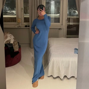 Blå långklänning med öppen rygg - Endast testas med lapp kvar