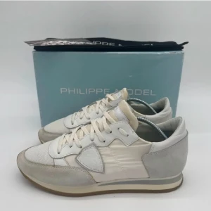  Philippe Model tprx - Snygga vita sneakers från Philippe Model med stilren.  Perfekta för en avslappnad och trendig look. storlek 41 men passar även 42, Tar också emot byten. Tillbehör: skorna skick 6/10 