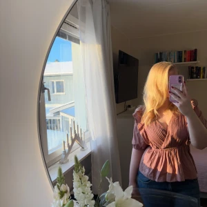 Blus från JDY - Jättefin oanvänd blus från JDY med volangdetaljer och v-ringning. Blusen har trekvartsärmar. Nypris 399kr säljer för 200kr då den fortfarande är helt ny. Normal i storleken (L) 🥰🌸 90% Bomull, 10% Linne 