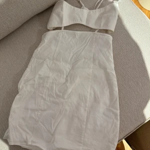 Vit  klänning - Superfin zara klänning, fint skick. Använda en gång 🥰