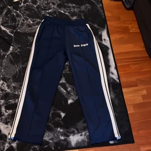 Navyblue Palm Angels - Palm angels byxor i perfekt skick, inte andvända många gånger! Skriv för mer info!