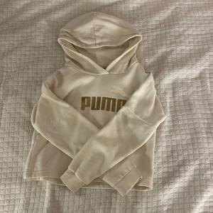 Beige hoodie från Puma - Säljer en jätte gullig beige croppad hoodie från Puma. Den är helt på oanvänd och säljs för att den är för liten. Den har storlek 128 men passar nog också 130. Jag hade verkligen fortfarande haft på mig den om den passa mig! 💕🫶