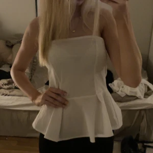 Tubtopp med volang - Säljer då den e förstor för mig