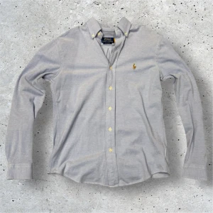 Ralph Lauren Skjorta - Ralph Lauren Skjorta | Nyskick 9/10 inga defekter | Storlek XS och färgen Ljusblå | Nypris 1800kr | Hör av er för mer information/bilder!