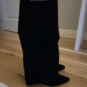 Svarta stövlar - Skitsnygga stövlar i mocka, endast testade 🥰🥰 klacken är 8,5cm