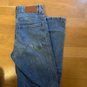 Blåa jeans  - Snygga blå jeans med hög midja och klassisk femficksdesign. De har en rak passform. Använda fåtal gånger så bra skick! 