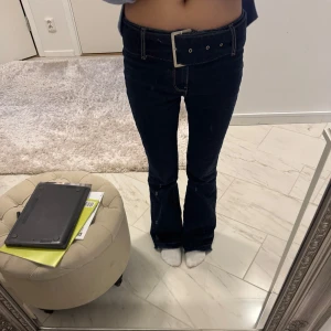 Mörkblå bootcut jeans Mango - Snygga mörkblå bootcut jeans med låg midja. De har ett bälte man kan ta av. Storlek 36 men skulle säga att de är en 34-36.