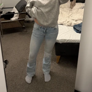 Ljusblå lågmidjade bootcut jeans - Säljer mina snygga ljusblå lågmidjade bootcut jeans som är ifrån Gina tricot😊Jeansen är knappt använda så de är i ett mycket bra skick💕