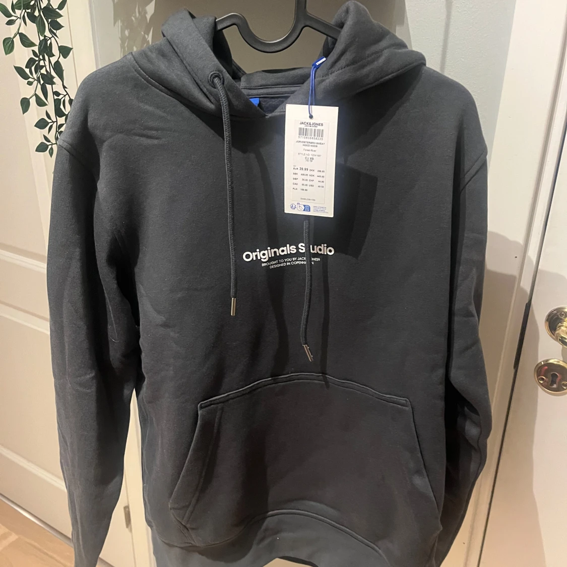HELT NY!  Mörkgrå hoodie från Jack & Jones 
