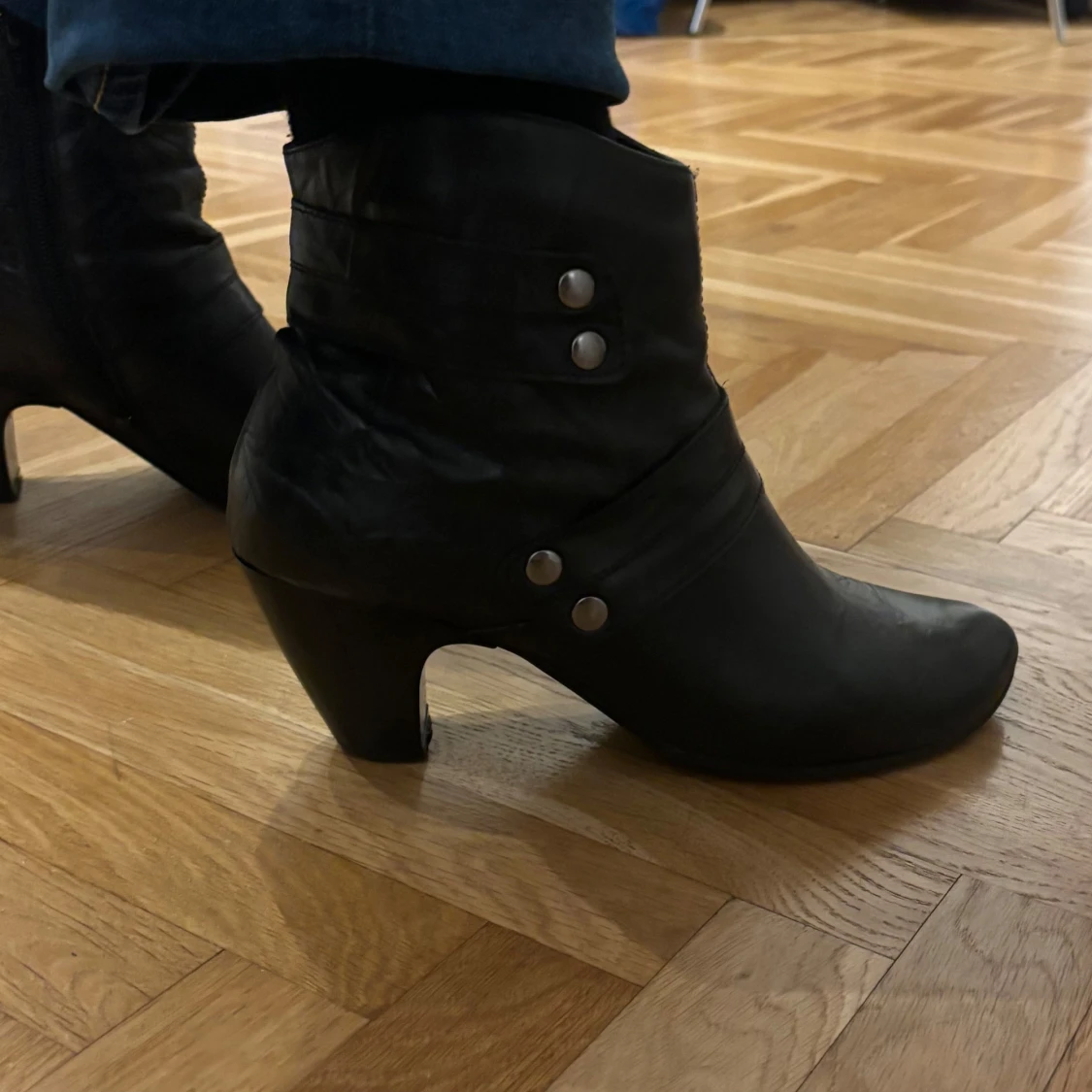 Svarta boots med klack och knappar