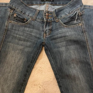 Blå jeans - Snygga blå jeansbyxor med dubbla knappar och Lågmidjade. Från Blanco i storlek 36. De passar bar på mig som är 168 men är ganska långa. Midjemåttet är 36 cm säljer pga att de inte kommer till användning☺️