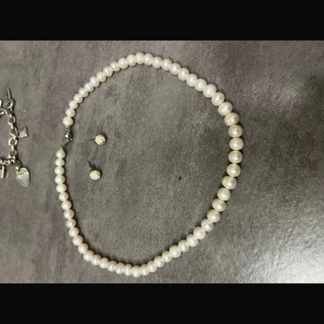 Smyckeset med pärlhalsband och örhängen