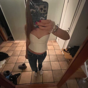 Så fin Zara tupetopp - Jättesnygg tupetopp från Zara. Storlek M men passar även s. I nyskick. 