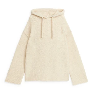 Beige stickad hoodie - Mysig beige stickad hoodie med luva från arket. Perfekt för kyliga dagar med sin mjuka och bekväma design.  Jätte snygg hoodie med storlek M. Inte använd. Snabbköp kan få köpa den för 499