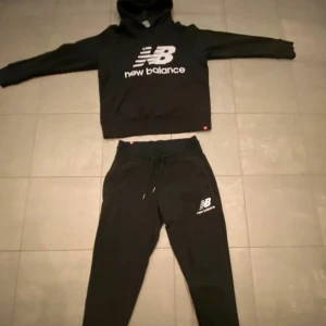 New Balance mjukisdress - Tröjan är M och byxorna är S. Använd några ggr, men säljer för det inte kommer till användning mer. Den där metall biten som sitter på snöret till tröjan har gått upp. Se bilden! Går att fixa eller bara ta bort snöret. Muddar i byxbenen.