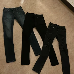 Jack and Jones jeans - Säljer tre par Jack and Jones jeans i olika färger. Ett par blå jeans, ett par svarta jeans och ett par svarta jeans med slitningar. Perfekta för en stilren look. Antingen 300 styck eller 700 för all tre. Skriv om ni vill ha mer bilder!