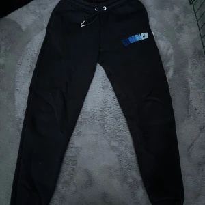 Hoodrich byxor - Ett par hoodirch byxor  som ör ny anvönde 1-3 gpnger men ser ut hlet som ny skica 10/10 köpt på jd sport (äkta) storlek S men passar XS icksp skriv flr fler funderingar kan gå ner i pris finns också hela settet i profil 