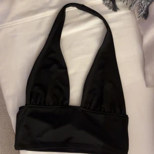 Svart halterneck topp från H&M  - Snygg svart halterneck topp från H&M, aldrig använd.