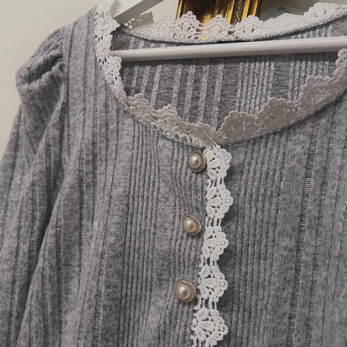 Grå ribbad kofta med spetsdetaljer - 91