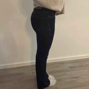 Mörkblå jeans - Super snygga trendiga lågmidjade bootcut i mörkblå, xs, 168 för referens. Innebensläbgd 82, gren ca20, midja 32 rakt över men stretch❤️