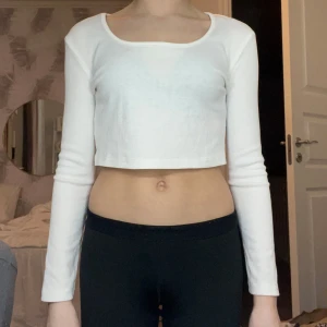 Vit topp - Säljer en vit ribbad croppad topp från Shein. Toppen har långa ärmar och en rund halsringning, perfekt för en stilren look. Kostade 70 kr när jag köpte den. Använd runt 1 gång. Så skön och fin! 😍