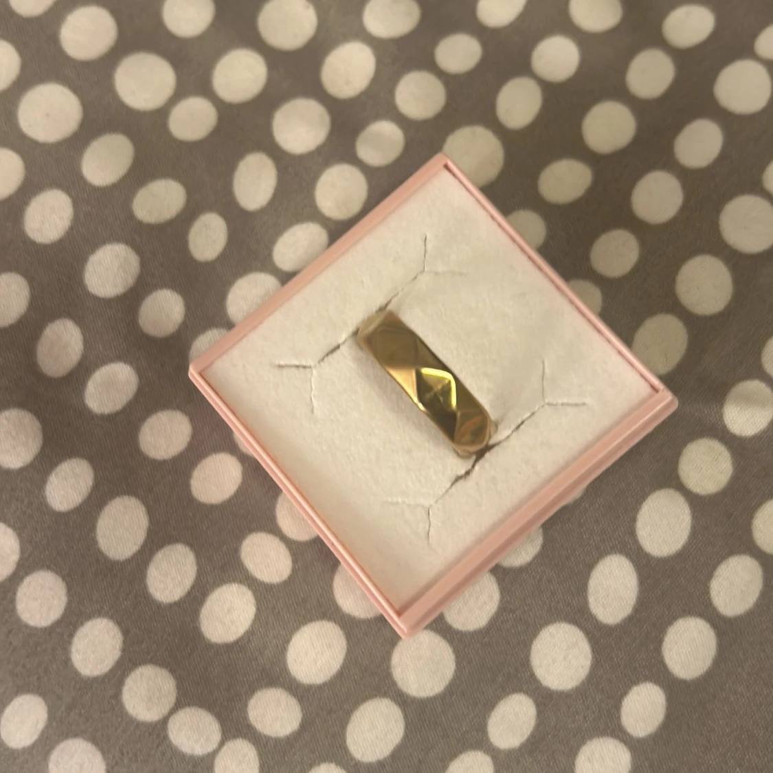 Guldfärgad ring med geometriskt mönster