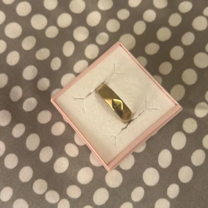 Guldfärgad ring med geometriskt mönster - Elegant guldfärgad ring med ett unikt geometriskt mönster. Är justerbar. Perfekt för att ge en stilren touch till din outfit. 💕