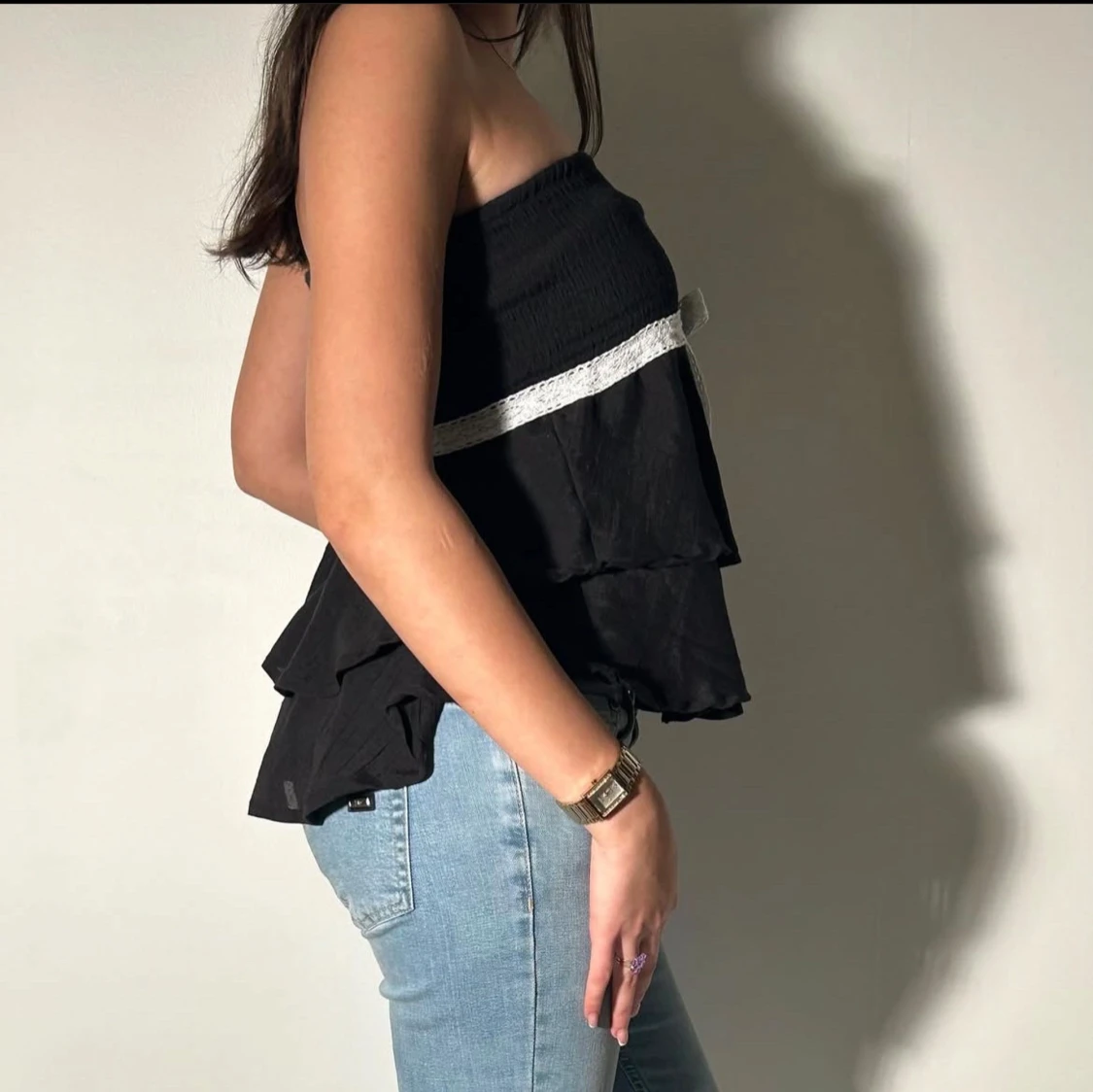 Svart tubtopp med volanger och knytband - 90