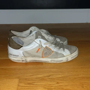 Philipe model skor - Tjena säljer nu mina tvär feta Philipe model skor.            Storleken på dom är 41 men sitter lite mer som 42 nästan. Skorna är rätt använda och har lagat dom på undersidan men är fortfarande väldigt användbara. Om du har några frågor är det bara att skicka och skicka om du vill ha lite noggrannare bilder på defekterna😊✌️🤗