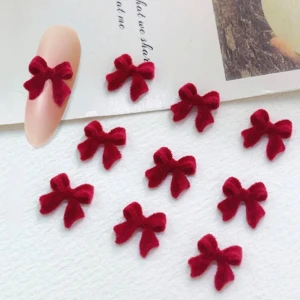 Små Vinröda Rosetter - Hejj! Säljer dessa supersöta små vinröda nageldekorations-rosetterna. Dom är verkligen supersöta att ha på naglarna, eller så kan man ha användning till dom på annat sätt! Det är 9st i förpackningen och dom är fluffiga och mjuka på ovansidan.❤️Hör mer än gärna av dig om du skulle ha några frågor!