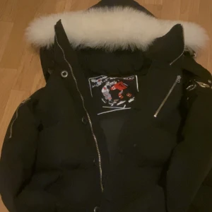 Moose knuckels 3q - Kollar intressekoll på min moose knuckels. Inga skador och helt fräsch.Tar gärna emot byten som tex cardigan eller väst. Går ner i pris vid snabb affär