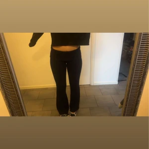 Marinblå  stickade yogapants - Säljer ett par marinblå byxor med tight passform. De är lågmidjade och har en enkel design utan mönster. Perfekta för en stilren look. 