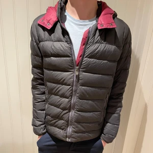 Colmar jacka - Riktigt snygg Colmar jacka i riktigt fint skick, inga defekter, passar runt S. Modellen är 179.   Hör av dig vid minsta fundering (17)