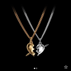 Maria Nilsdotter you and me halsband  - Säljer halsbandet till höger i silver💖 bra skick kom privat för egna bilder